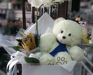 08- Cachepô com orquídea branca e urso 